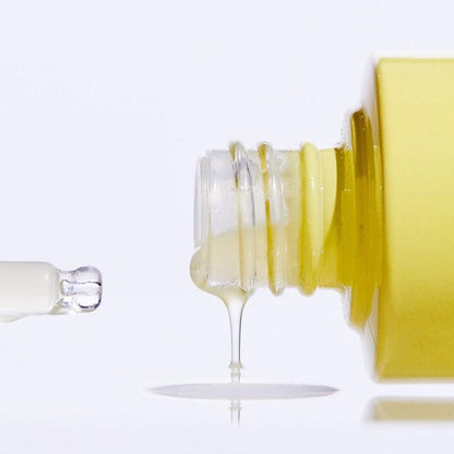 Close-up Anua Vitamine C serum textuur druppelend uit flesje - gele olieachtige serumformule met pipet